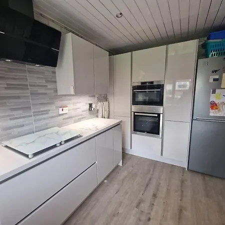Spacious 3Bed Semi/Gamesroom/Drive/10Mins To City Wrexham Exterior photo
