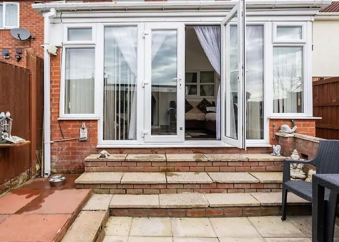 Spacious 3Bed Semi/Gamesroom/Drive/10Mins To City