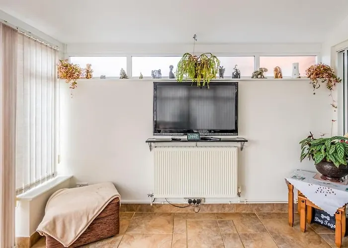 Spacious 3Bed Semi/Gamesroom/Drive/10Mins To City