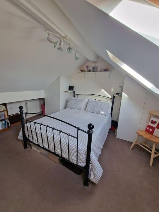 Holiday home Spacious 3bed Semi/gamesroom/drive/10mins To Wrexham