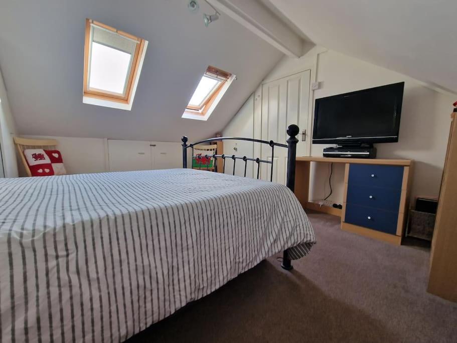 Holiday home Spacious 3bed Semi/gamesroom/drive/10mins To *
