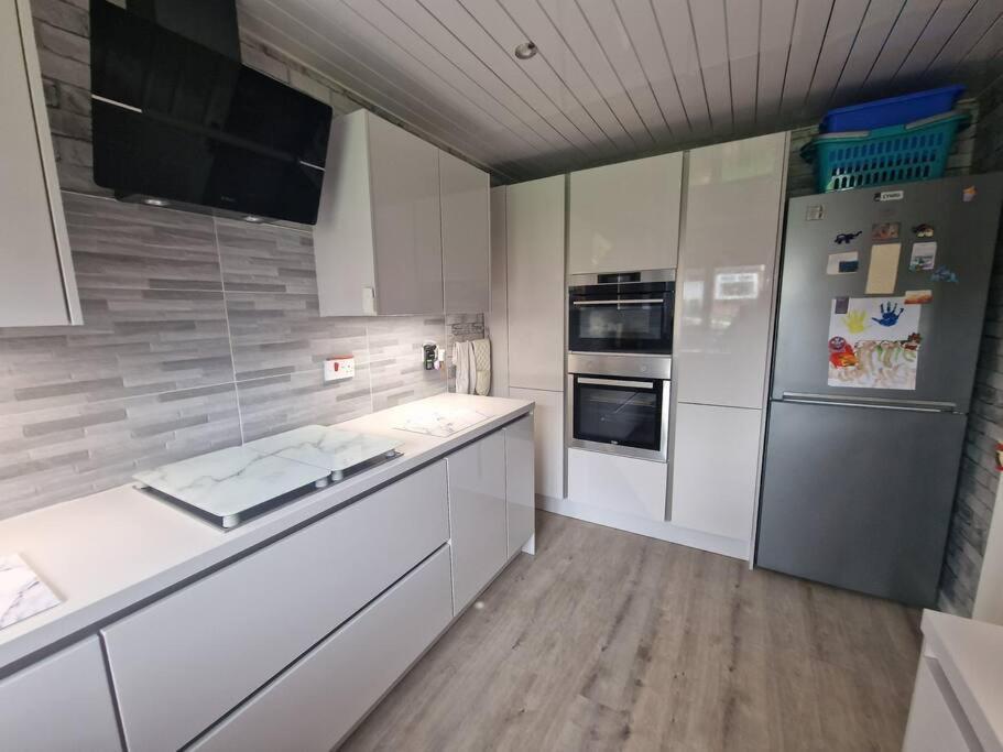 Spacious 3bed Semi/gamesroom/drive/10mins To Holiday home