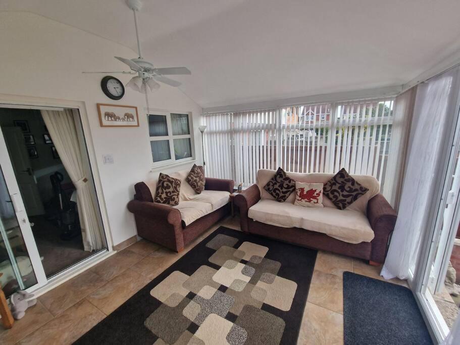 Spacious 3bed Semi/gamesroom/drive/10mins To Holiday home Wrexham