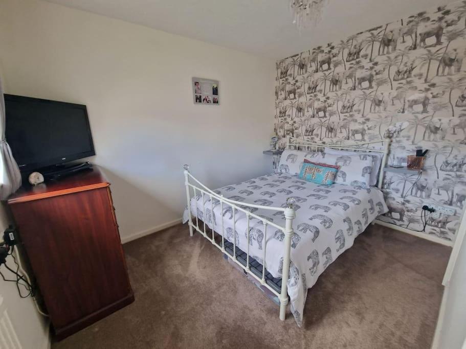 Spacious 3bed Semi/gamesroom/drive/10mins To Wrexham