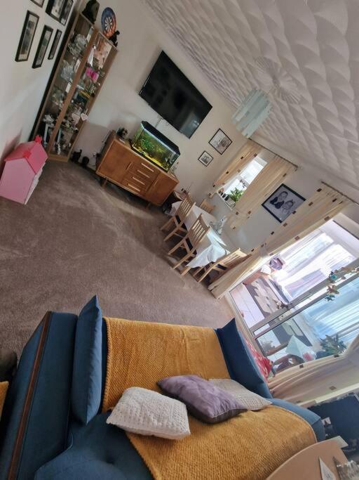 Holiday home Spacious 3bed Semi/gamesroom/drive/10mins To Wrexham