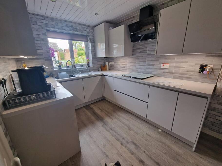 Spacious 3bed Semi/gamesroom/drive/10mins To * Wrexham