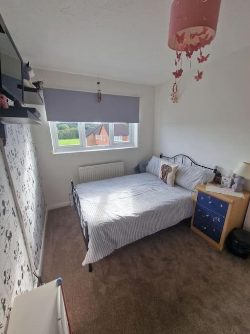 Holiday home Spacious 3bed Semi/gamesroom/drive/10mins To *