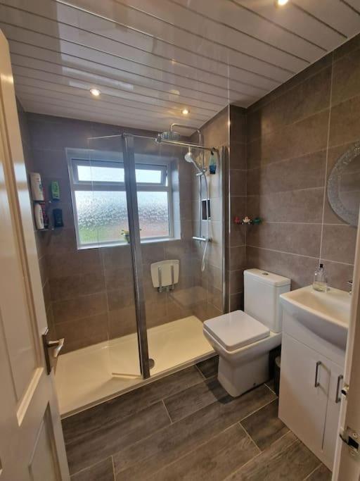 Holiday home Spacious 3bed Semi/gamesroom/drive/10mins To *