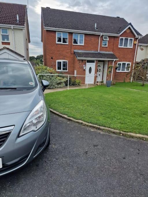 Spacious 3bed Semi/gamesroom/drive/10mins To * Wrexham