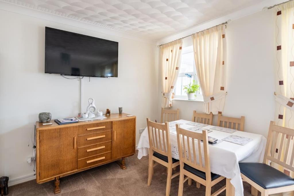 Holiday home Spacious 3bed Semi/gamesroom/drive/10mins To