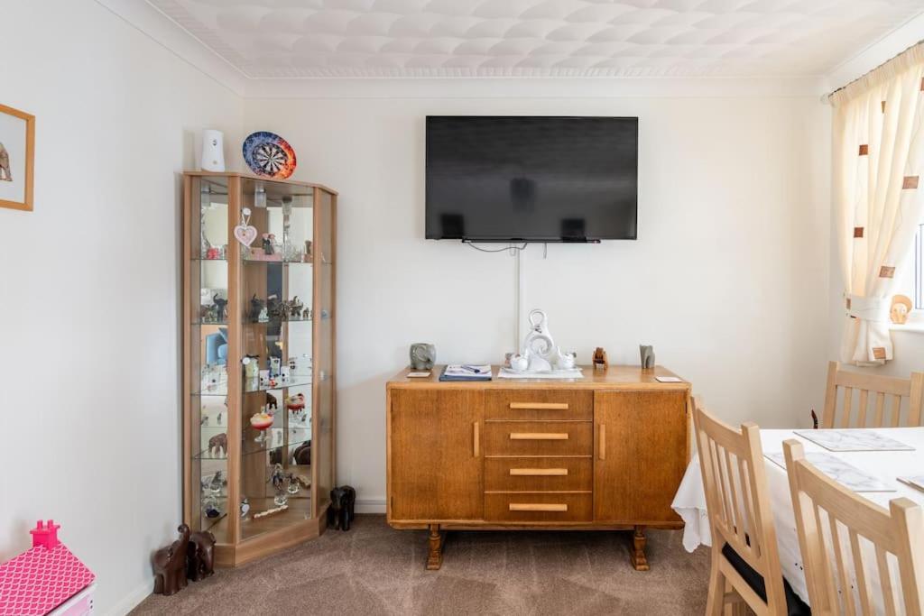 Spacious 3bed Semi/gamesroom/drive/10mins To Holiday home *