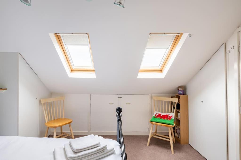 Spacious 3bed Semi/gamesroom/drive/10mins To *