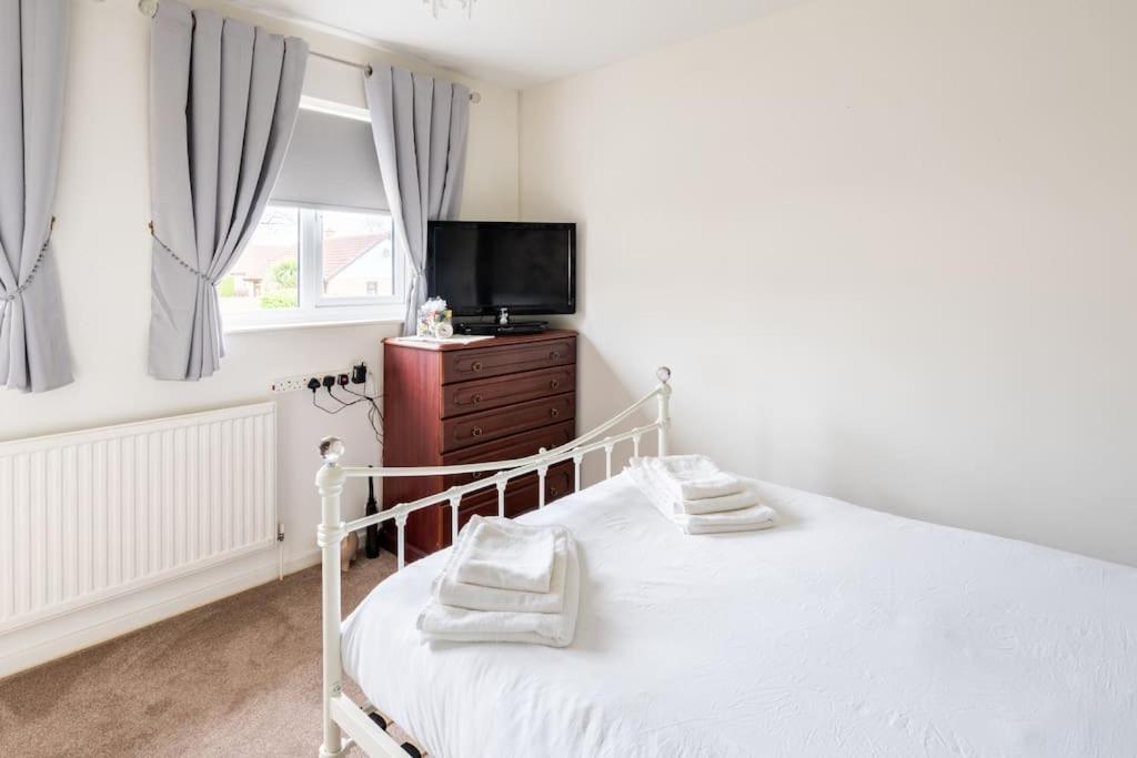 Spacious 3bed Semi/gamesroom/drive/10mins To Wrexham