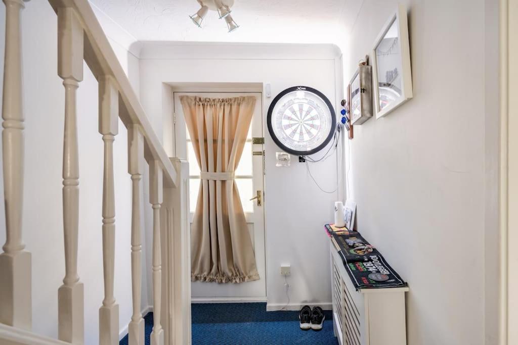 Holiday home Spacious 3bed Semi/gamesroom/drive/10mins To Wrexham