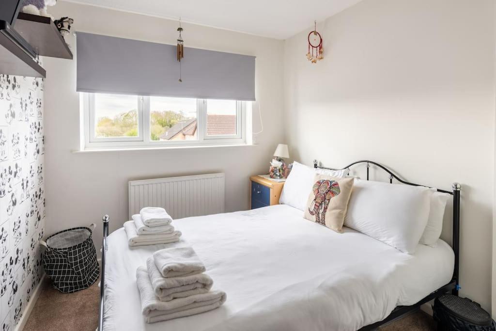 Spacious 3bed Semi/gamesroom/drive/10mins To * Wrexham