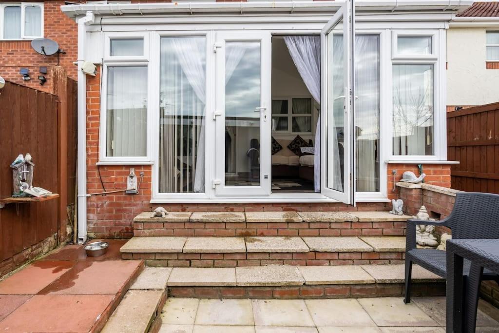 Spacious 3bed Semi/gamesroom/drive/10mins To Holiday home