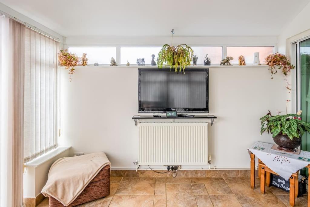 Holiday home Spacious 3bed Semi/gamesroom/drive/10mins To