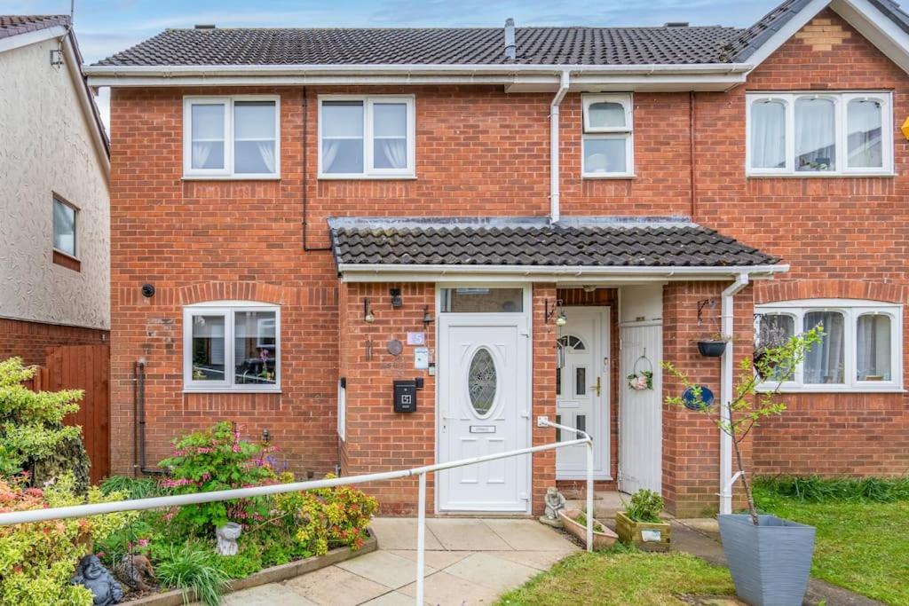 Holiday home Spacious 3bed Semi/gamesroom/drive/10mins To *